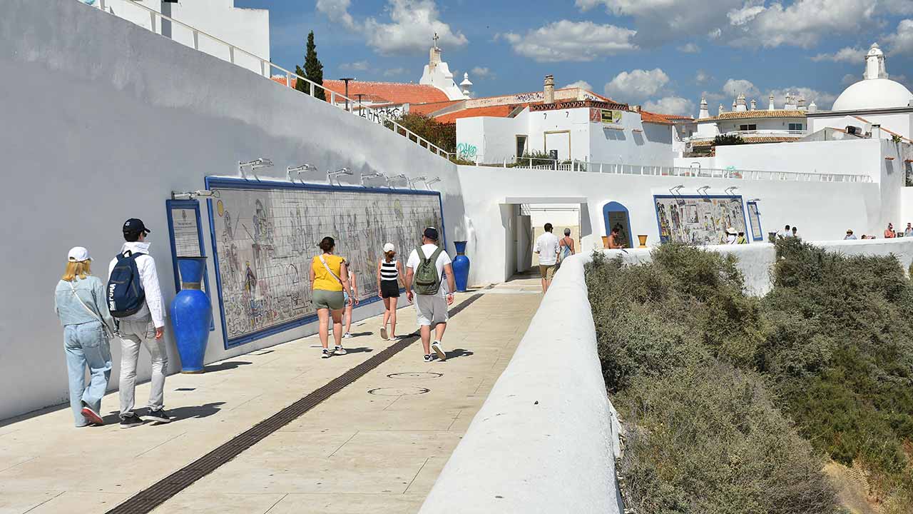 Estão em marcha diversas ações com vista a moderar comportamentos nas zonas mais críticas da cidade de Albufeira.