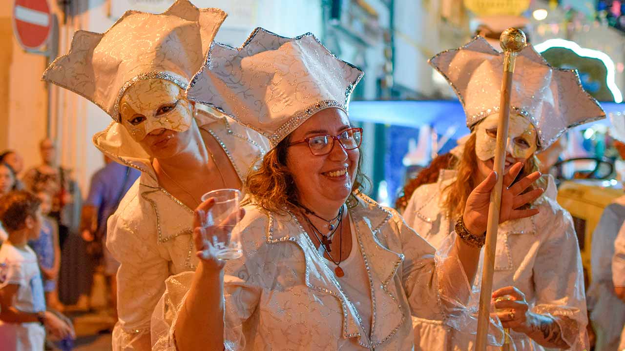 Dezenas de carros alegóricos revestidos de flores de papel e 400 foliões preparam-se para desfilar no Carnaval de Verão de Moncarapacho, marcado para dia 3 de agosto.
