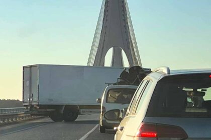 Um homem morreu hoje em resultado de uma colisão entre dois veículos, ocorrida ao início da manhã na Estrada Nacional (EN) 125, em Portimão.