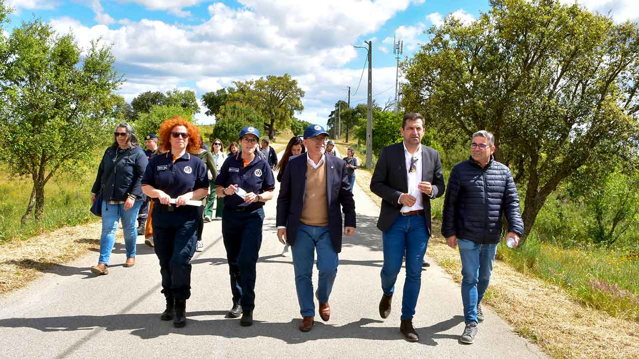 Traumatizada pelo grande incêndio florestal que varreu uma parte da Serra do Caldeirão, em 2004, a população do Malhão, em Loulé, sente-se hoje mais segura com o programa «Condomínio de Aldeia».