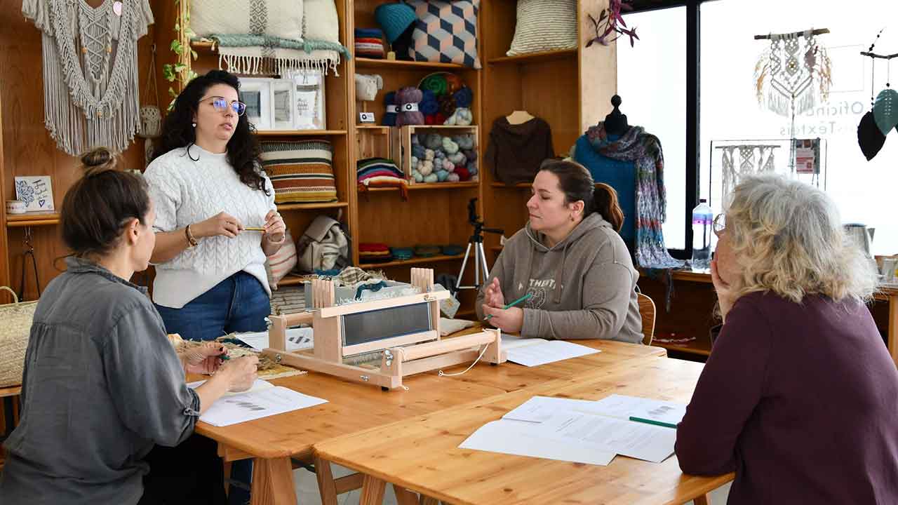 O Loulé Criativo vai levar a cabo um curso de tecelagem certificado, em parceria com o CEARTE - Centro de Formação Profissional para o Artesanato e Património.O Loulé Criativo vai levar a cabo um curso de tecelagem certificado, em parceria com o CEARTE - Centro de Formação Profissional para o Artesanato e Património.
