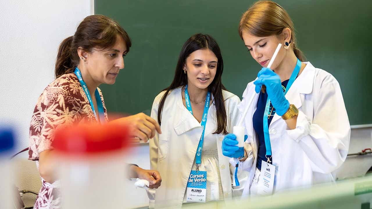 São mais de 300 os jovens provenientes de todo o país e de diversos países que se encontram a frequentar os Cursos de Verão da UAlg com o objetivo de conhecerem a sua oferta formativa.