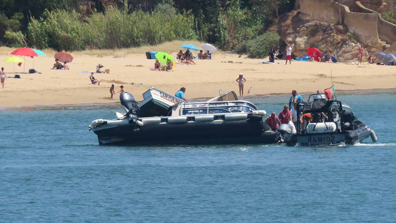 Duas embarcações colidiram no rio Arade, em Portimão, do qual resultaram três feridos ligeiros, desconhecendo-se a causa do acidente.