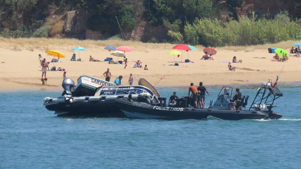 Duas embarcações colidiram no rio Arade, em Portimão, do qual resultaram três feridos ligeiros, desconhecendo-se a causa do acidente.