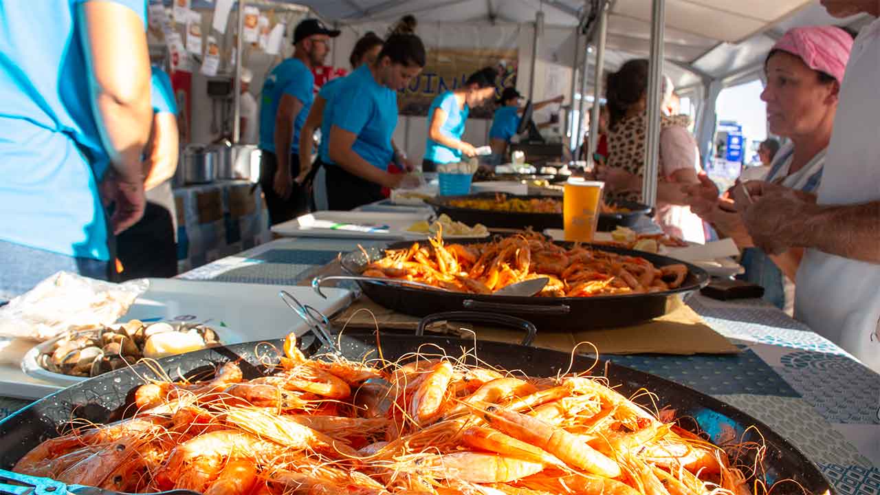 Já está a decorrer no Largo de São Francisco, em Faro, mais uma Festa da Ria Formosa, organizada pela VIVMAR - Associação de Viveiristas e Mariscadores da Ria Formosa.