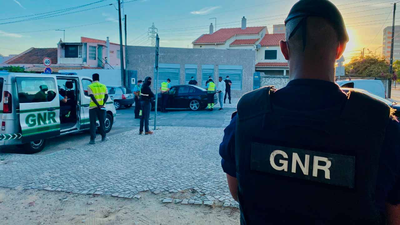 Quatro homens com idades compreendidas entre 20 e 48 anos foram detidos pela GNR, em Loulé, suspeitos de pertencerem a uma rede de tráfico de droga.