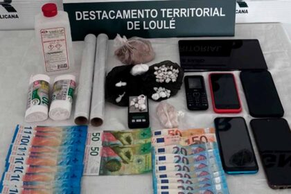 Dois homens, de 26 e 29 anos, foram detidos pela GNR por tráfico de droga, em Almancil, tendo sido apreendido centenas de doses de estupefacientes, objetos utilizados para a prática do crime, dinheiro e um veículo.