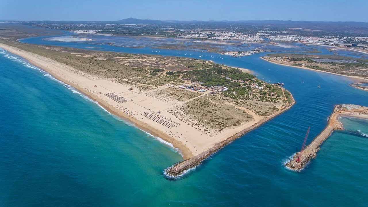 A proposta de venda de um terreno na ilha de Tavira, anunciado por uma empresa imobiliária, é «abusiva» e a área já devia ter revertido para o Domínio Público Marítimo, considerou a presidente da Câmara, Ana Paula Martins.