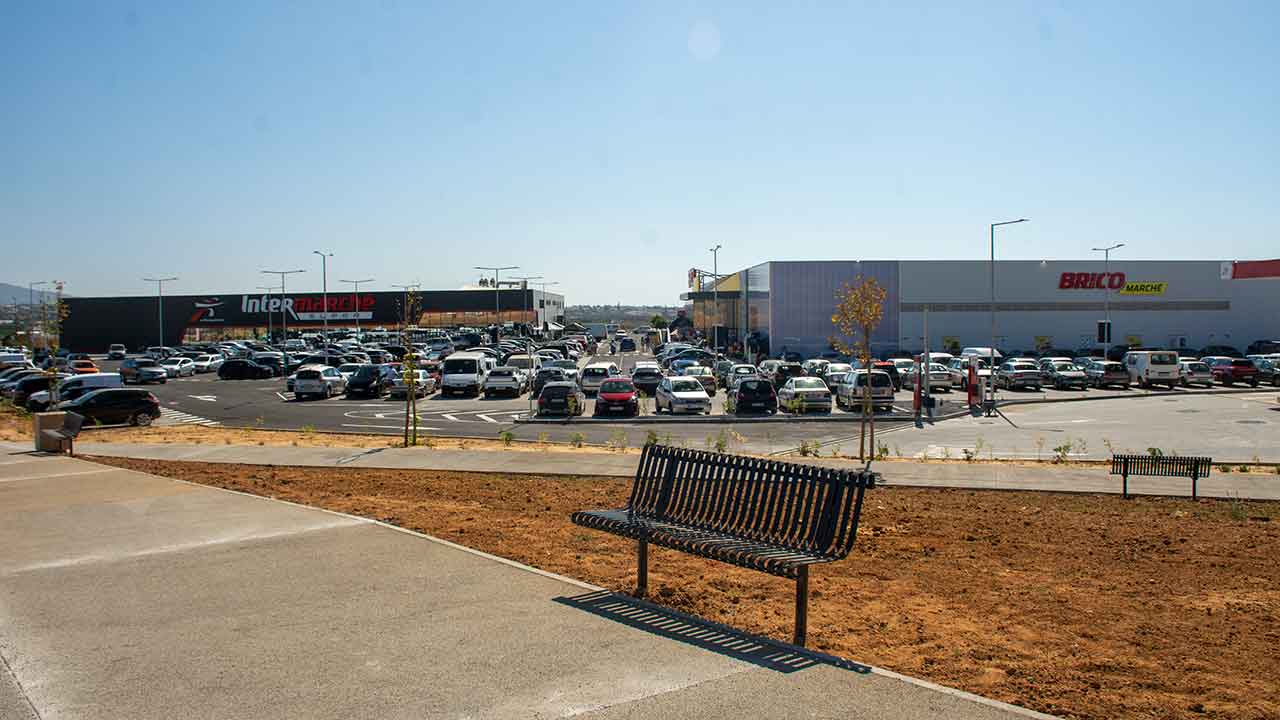 O Grupo Os Mosqueteiros abriu hoje duas novas lojas em Faro, uma da marca Intermarché e outra da Bricomarché, num investimento total de 13 milhões de euros, anunciou hoje o grupo.
