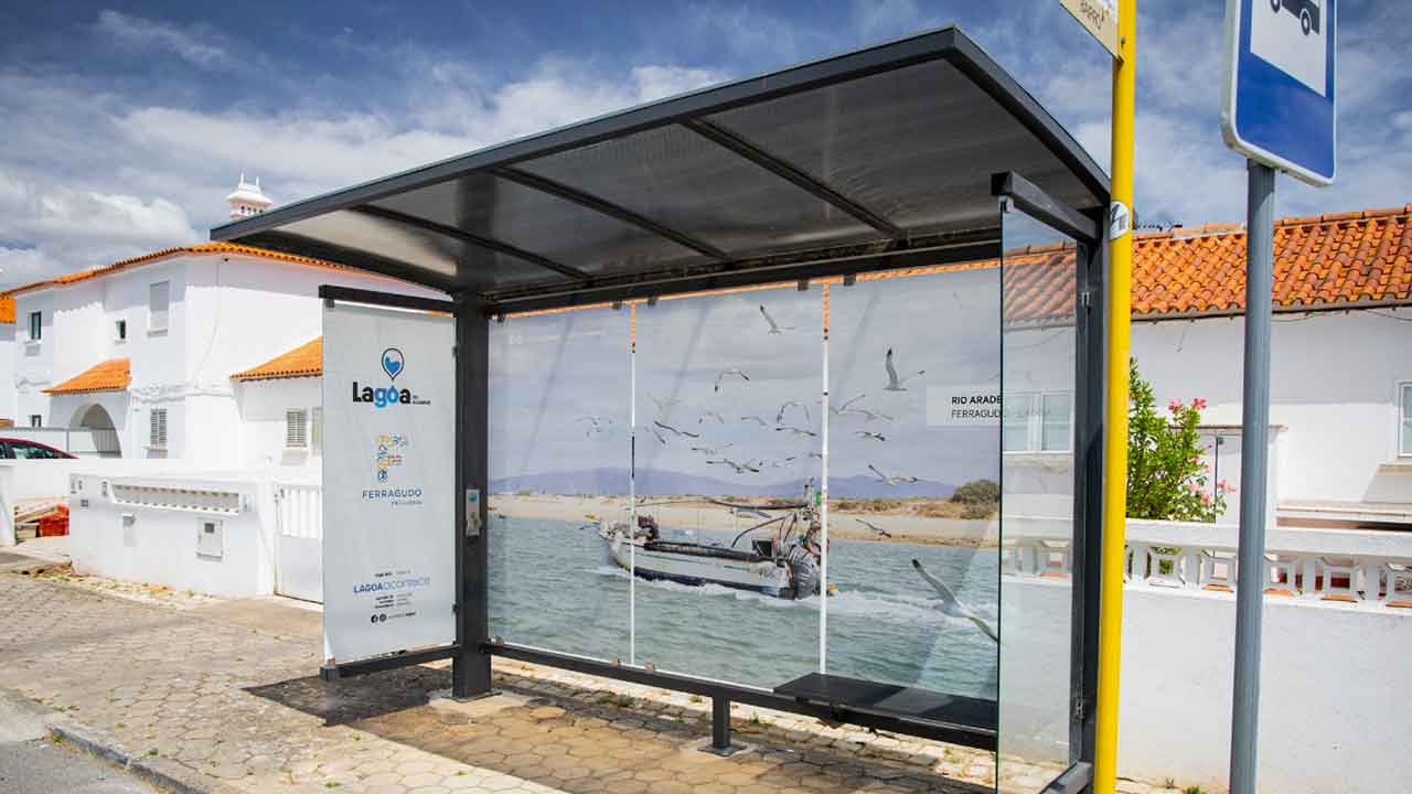 Lagoa instalou 21 novos abrigos de passageiros decorados com imagens dos lugares mais emblemáticos do território.