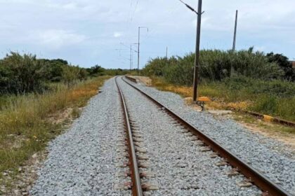 Depois do acidente entre um comboio e um veículo ligeiro na zona do Poço Barreto, em Silves, a circulação ferroviária na Linha do Algarve já foi reposta.