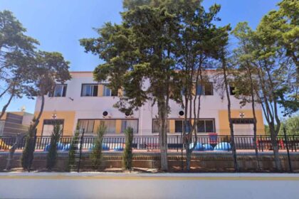 Os autarcas do PSD Alvor contestam a decisão da mudança de nome da Escola Primária dos Montes de Alvor para Escola Primária Maria Barroso.