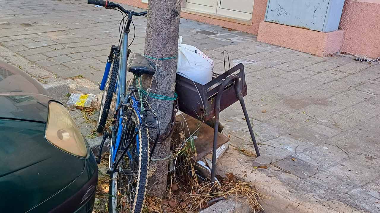 Nas esplanadas em Olhão, frente à ria, os turistas deliciados bebem uns jarros de um líquido vermelho vivo, que passa por sangria, quase toda de pacote, com um mínimo de fruta, por vezes apenas maçã e hortelã nem vê-la…
