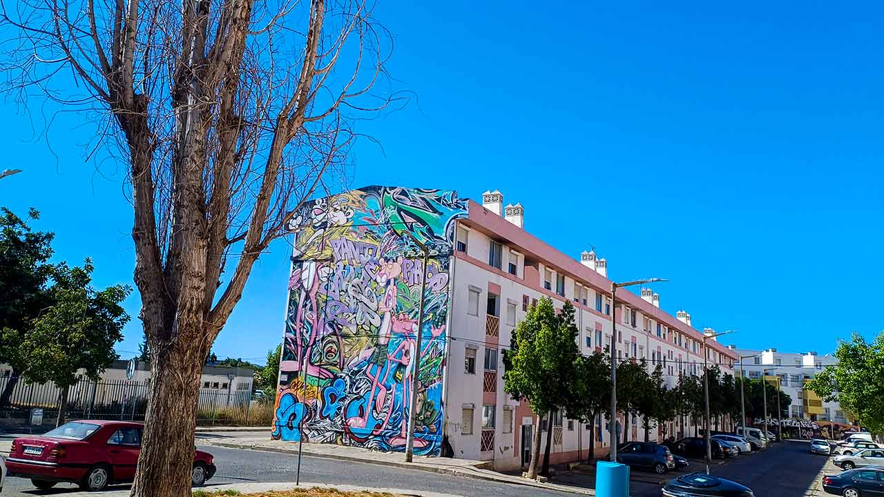 Nas esplanadas em Olhão, frente à ria, os turistas deliciados bebem uns jarros de um líquido vermelho vivo, que passa por sangria, quase toda de pacote, com um mínimo de fruta, por vezes apenas maçã e hortelã nem vê-la…