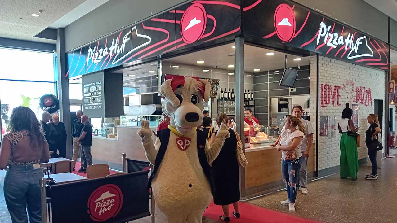 A praça da restauração do Centro Comercial Tavira Plaza acaba de inaugurar um novo espaço, o restaurante Pizza Hut, criando 25 postos de trabalho.