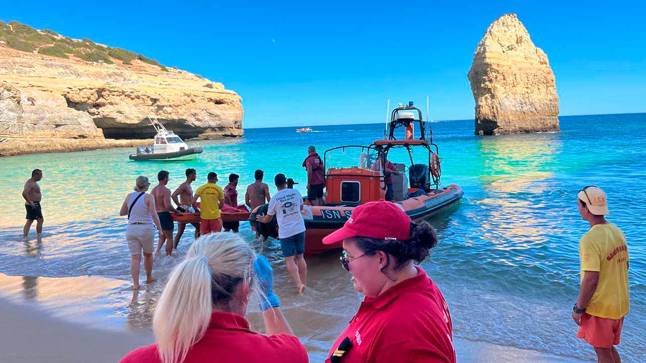 A Polícia Marítima de Portimão resgatou um jovem canadiano na Praia do Carvalho, em Lagoa, após um salto de uma arriba para o mar lhe ter provocado fortes dores nos membros inferiores.