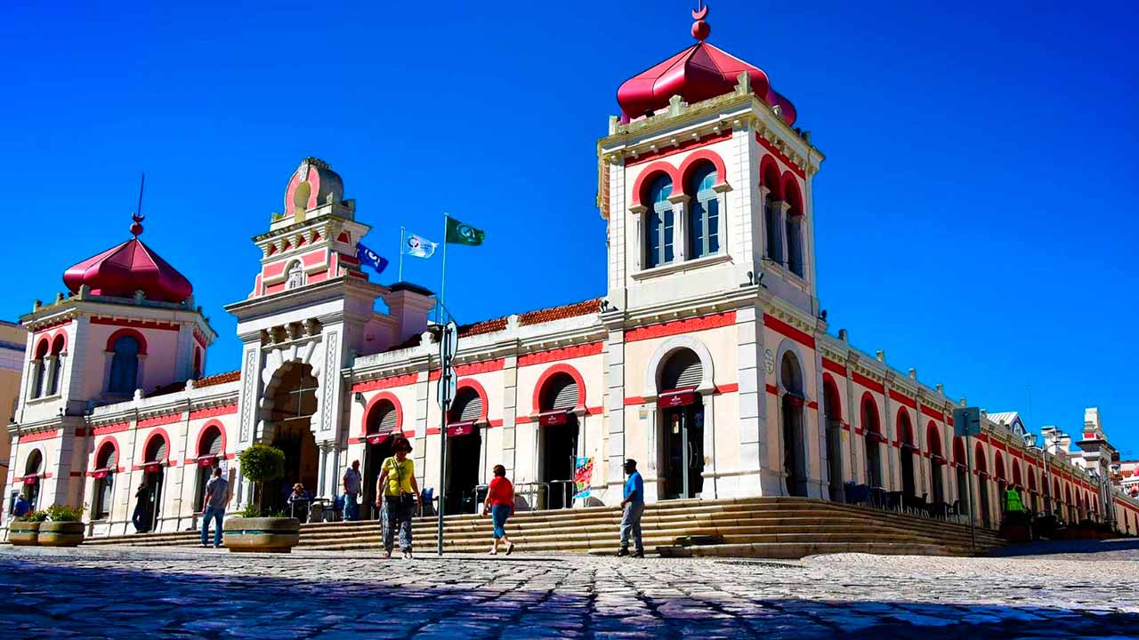 A Praça da Restauração do Mercado Municipal de Loulé já reabriu com quatro novos restaurantes que oferecem uma variedade de opções de refeição para todos os gostos.