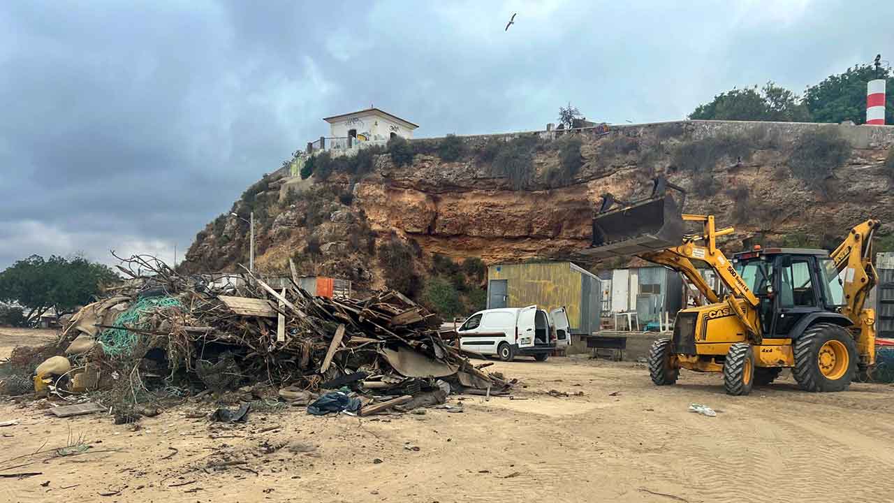 A Junta de Freguesia de Ferragudo efetuou uma limpeza e recolha de resíduos junto aos apoios de pesca da Praia da Angrinha.