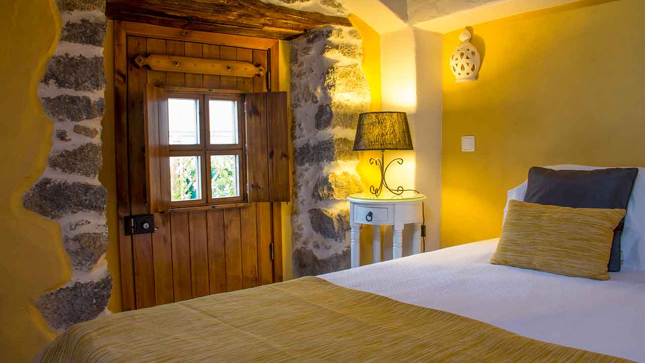 A paixão de um casal pela natureza e património levou à transformação de uma antiga propriedade inabitada na Quinta do Tempo, em Monchique.