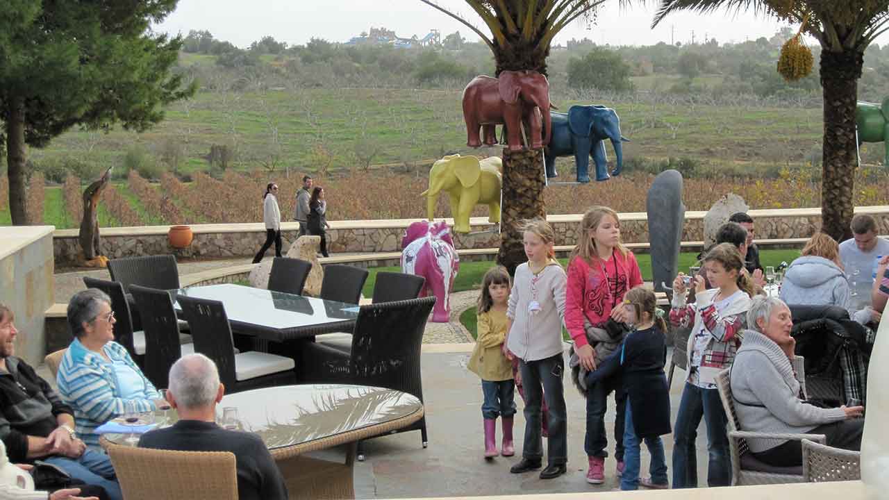 A Quinta dos Vales, a conhecida propriedade de enoturismo, em Estômbar, no concelho de Lagoa vai mudar de proprietário.