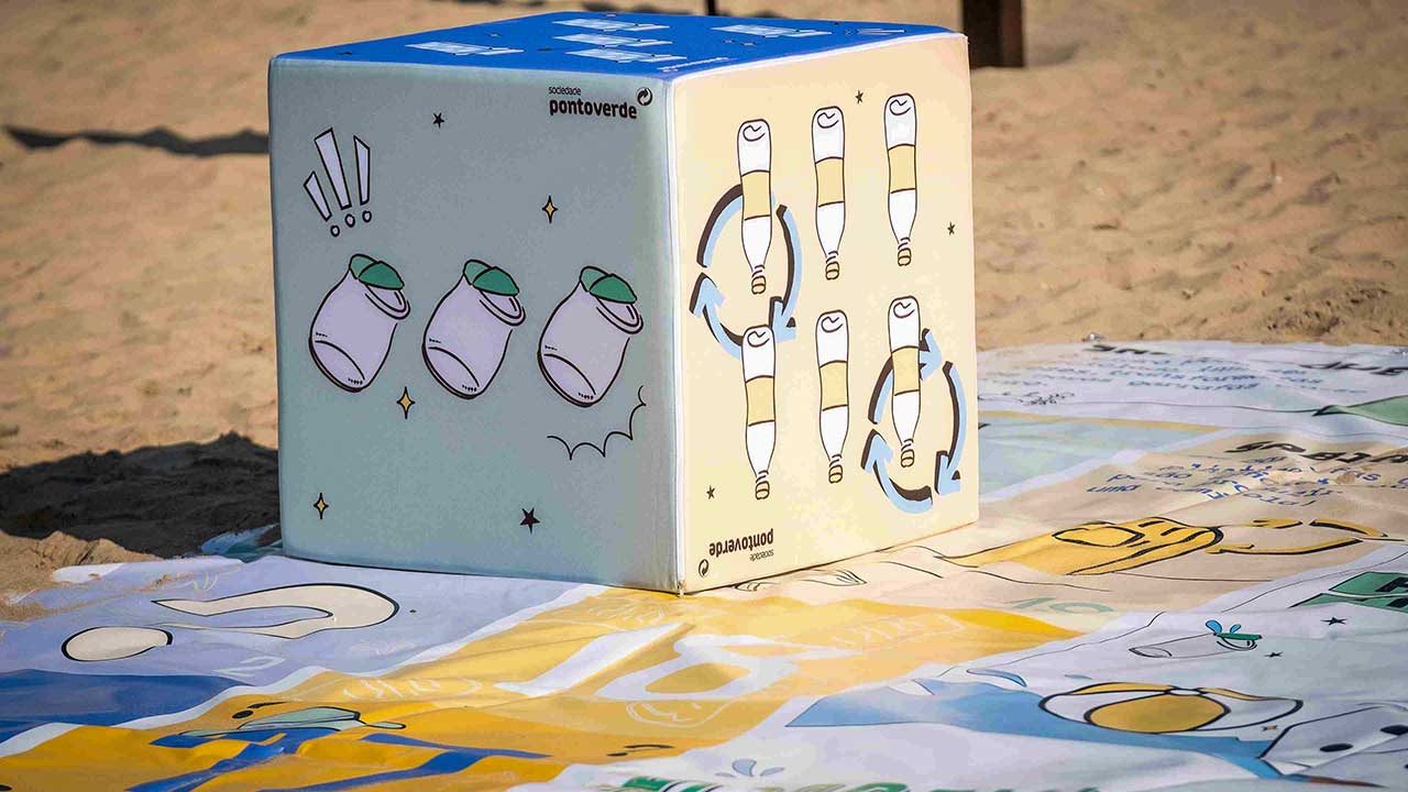 A Academia Ponto Verde vai passar por três nas praias do Algarve para ensinar os mais novos a reciclar embalagens.