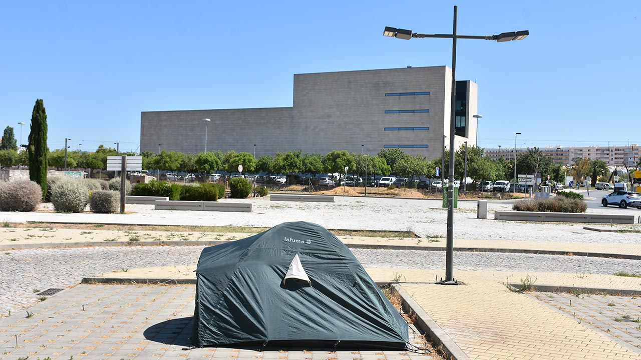 O aumento do preço das casas e a inflação estão a criar um novo tipo de pessoas em condição de sem-abrigo em Portugal, integradas socialmente que são empurradas para a exclusão, alertam associações que lidam com este problema e com a pobreza.