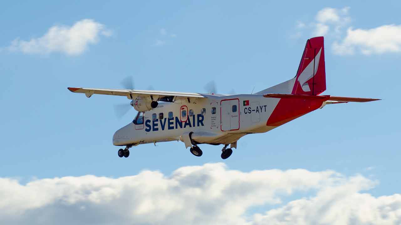 O governo tem em dívida para com a Sevenair os serviços aéreos prestados este ano na ligação aérea regional que liga Bragança a Portimão, disse hoje o administrador da empresa, Carlos Amaro.