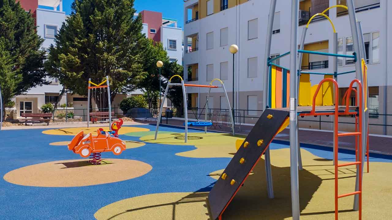 A Câmara Municipal de Tavira investiu cerca de 400 mil euros para melhorar as condições de utilização e segurança dos parques infantis.