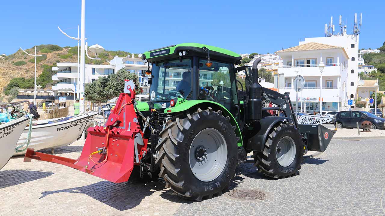 Num investimento total de 90 mil euros, a autarquia de Vila do Bispo ofereceu aos pescadores da Salema um trator com guincho para alar os barcos.