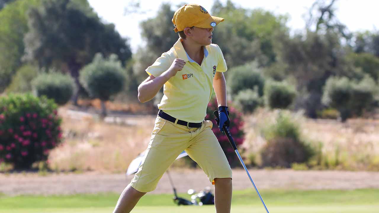 34 jogadores de Portugal, Espanha, Bélgica, Alemanha, Reino Unido, Filipinas, Noruega e França já estão a competir no World Kids Golf by Amendoeira Golf Resort.