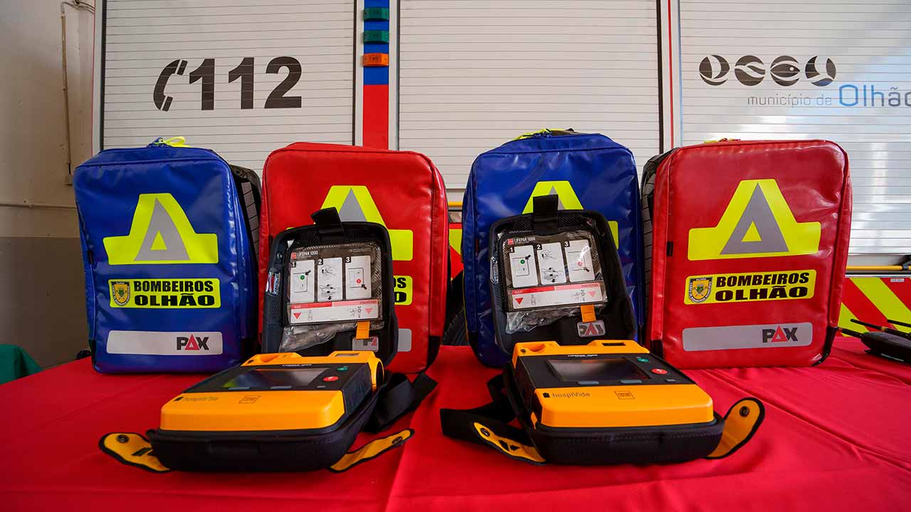 A autarquia investiu 200 mil euros na compra de equipamentos de última geração para os Bombeiros Municipais de Olhão: EPIs, capacetes especializados, desfibrilhadores, mochilas e rádios.