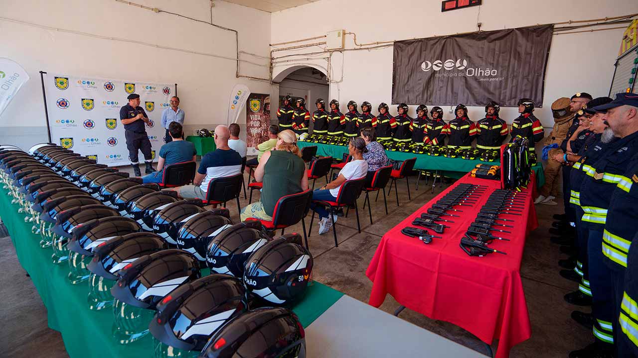 A autarquia investiu 200 mil euros na compra de equipamentos de última geração para os Bombeiros Municipais de Olhão: EPIs, capacetes especializados, desfibrilhadores, mochilas e rádios.