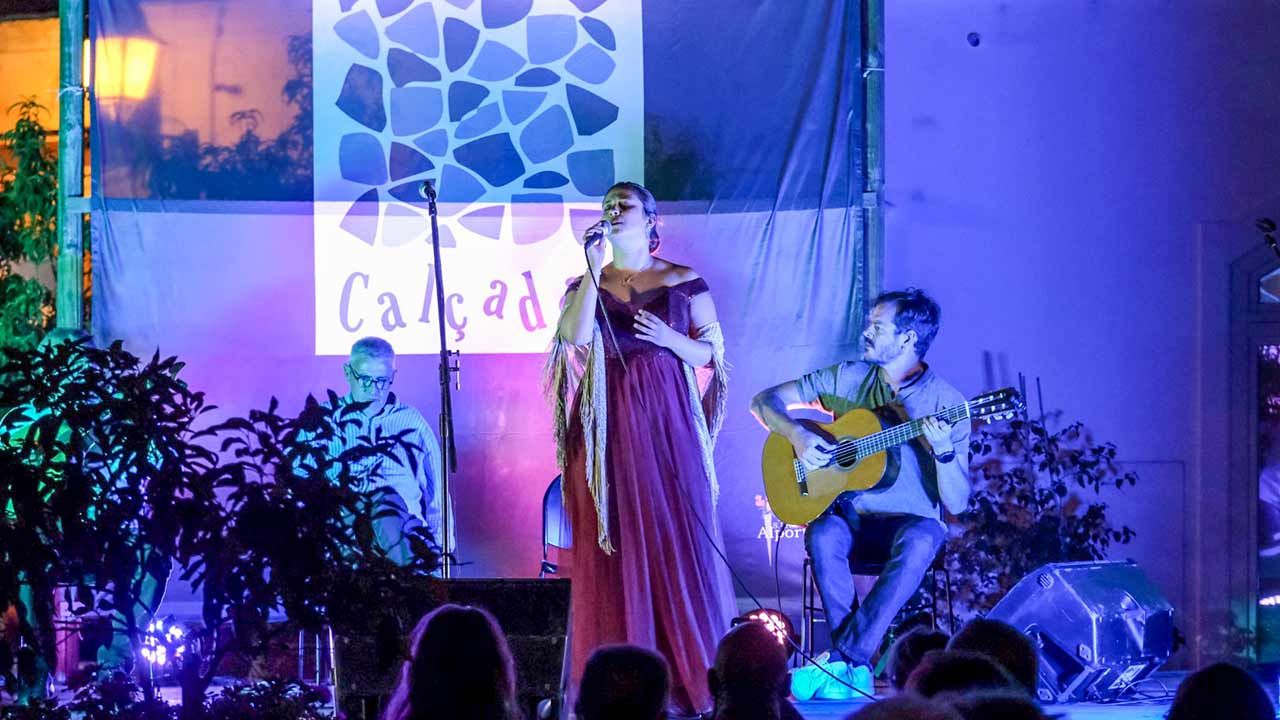 São Brás de Alportel prepara a edição de 2024 do Calçadas, a noite que acontece já na quarta-feira, dia 14 de agosto. A cultura é o mote desta iniciativa.
