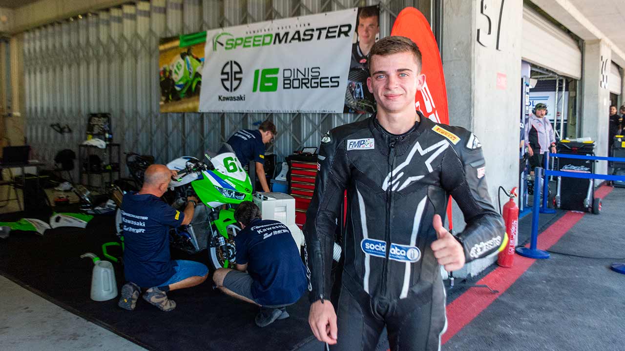 Dinis Borges, que lidera o campeonato português, e Tomás Alonso, segundo no campeonato espanhol, ambos escolhidos pela Federação Nacional de Motociclismo para representar Portugal, compõem a tríade lusa que vai participar na ronda portuguesa do mundial Supersport 300.