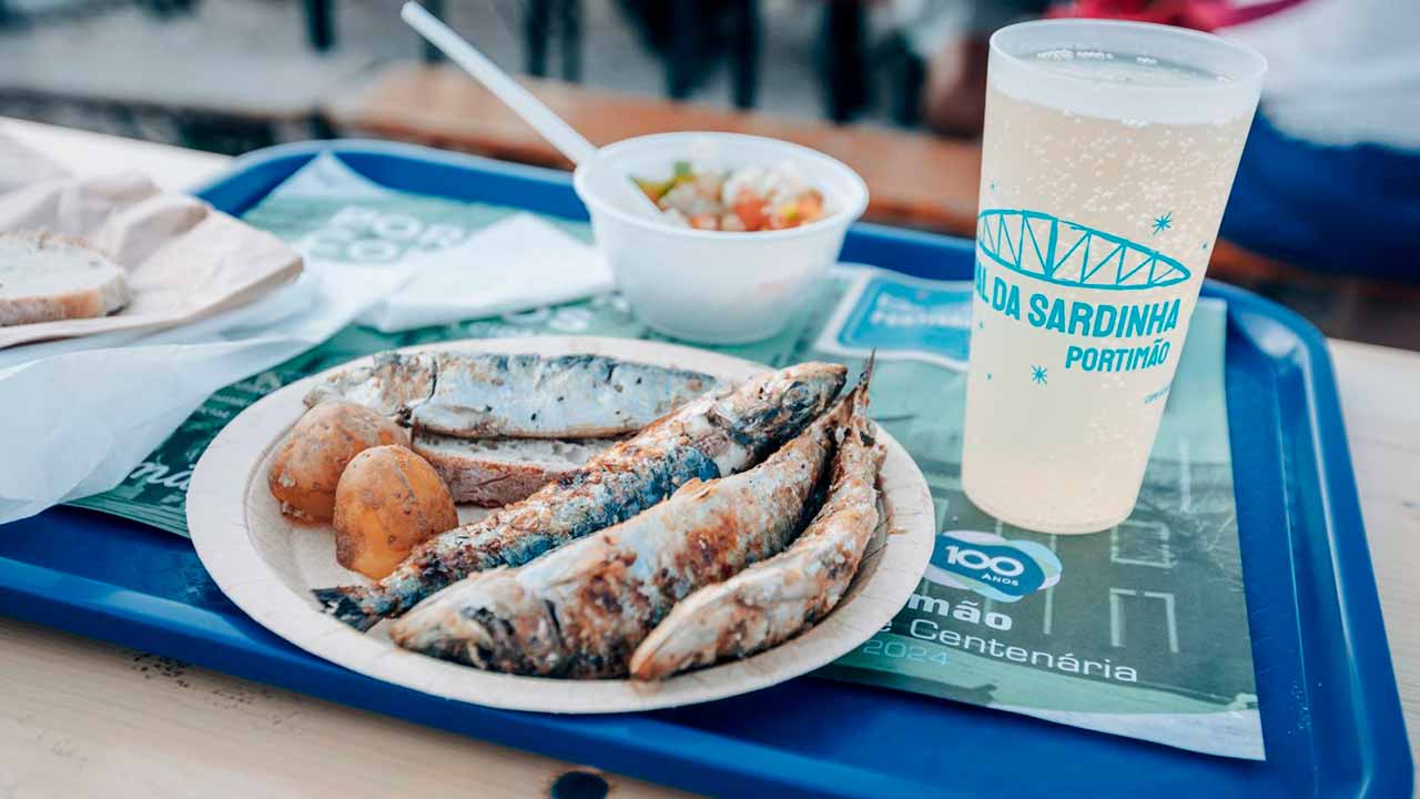 O 28.º Festival da Sardinha registou 133.404 entradas no pórtico do evento, na zona ribeirinha de Portimão, tendo o concerto dos Delfins juntado o maior número de pessoas consecutivas.