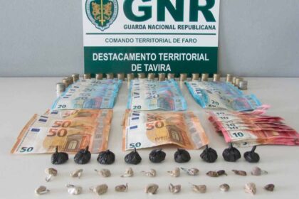 Um homem de 56 anos foi detido pela GNR em Tavira por tráfico de estupefacientes, tendo sido encontrado com 300 doses de heroína em casa.