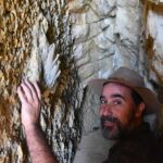 Uma jazida com 12 pegadas de diferentes dinossauros, entre outras descobertas de calibre mundial, na Praia dos Arrifes, em Albufeira, alavancam a candidatura do aspirante Geoparque Algarvensis à UNESCO.