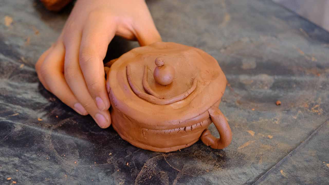 Uma das atividades desenvolvidas por São Brás de Alportel durante as férias de verão foi a modelagem de barro, para as crianças do 1.º ciclo do Ensino Básico.