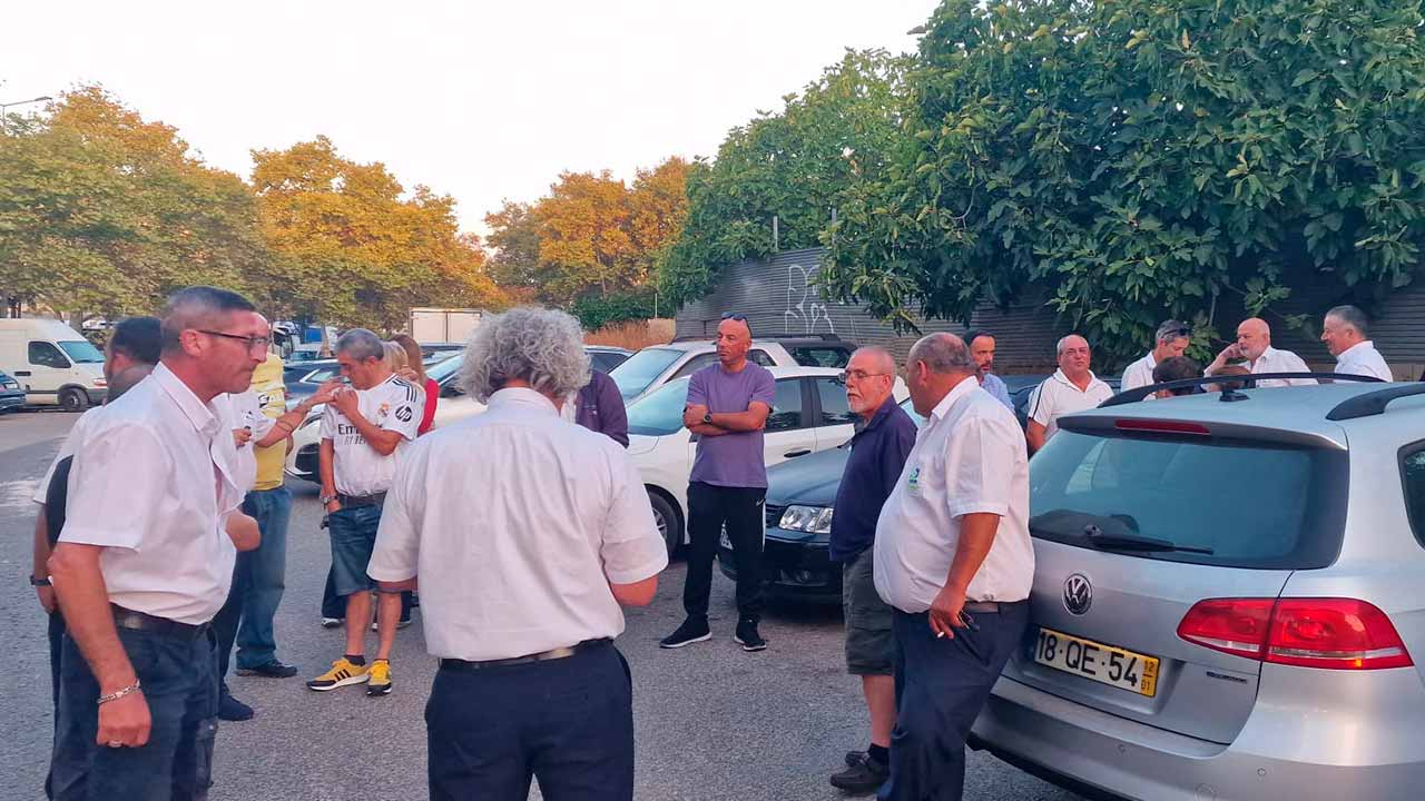 A greve de dois dias dos trabalhadores da SANDBUS iniciou hoje com uma adesão de 100 por cento, estando marcada ainda uma concentração de funcionários para sexta-feira, dia 23 de agosto.