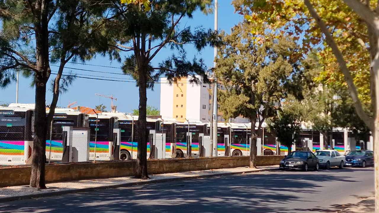 A greve de dois dias dos trabalhadores da SANDBUS iniciou hoje com uma adesão de 100 por cento, estando marcada ainda uma concentração de funcionários para sexta-feira, dia 23 de agosto.