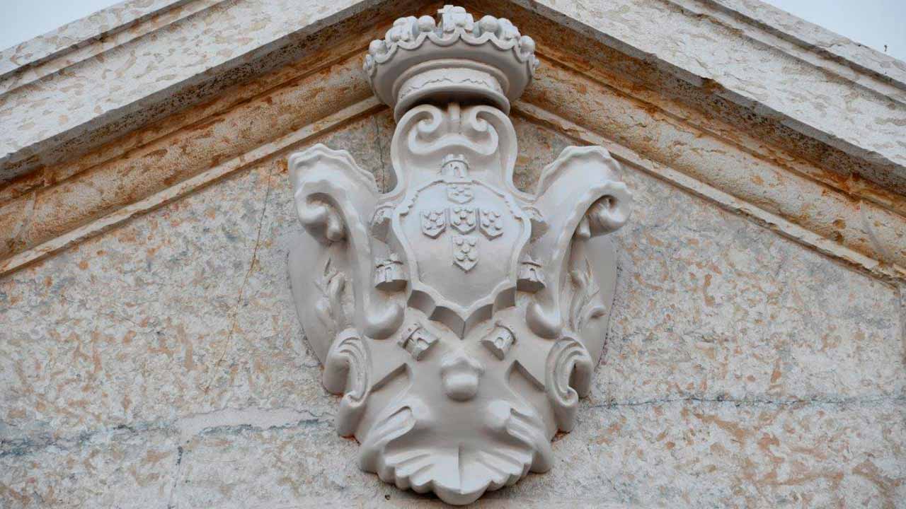 Uma réplica das Armas Reais foi reposta no antigo edifício da Alfândega de Vila Real de Santo António (VRSA), um brasão que tinha sido removido após a Implantação da República.