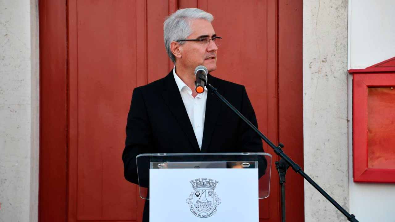 Uma réplica das Armas Reais foi reposta no antigo edifício da Alfândega de Vila Real de Santo António (VRSA), um brasão que tinha sido removido após a Implantação da República.