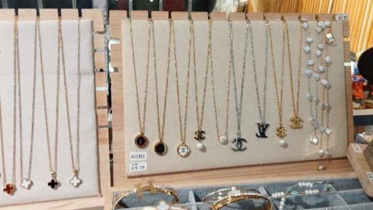 A Autoridade de Segurança Alimentar e Económica (ASAE) apreendeu 1.640 artigos contrafeitos no âmbito de uma operação de fiscalização em estabelecimentos de comércio a retalho em Albufeira e Quarteira.