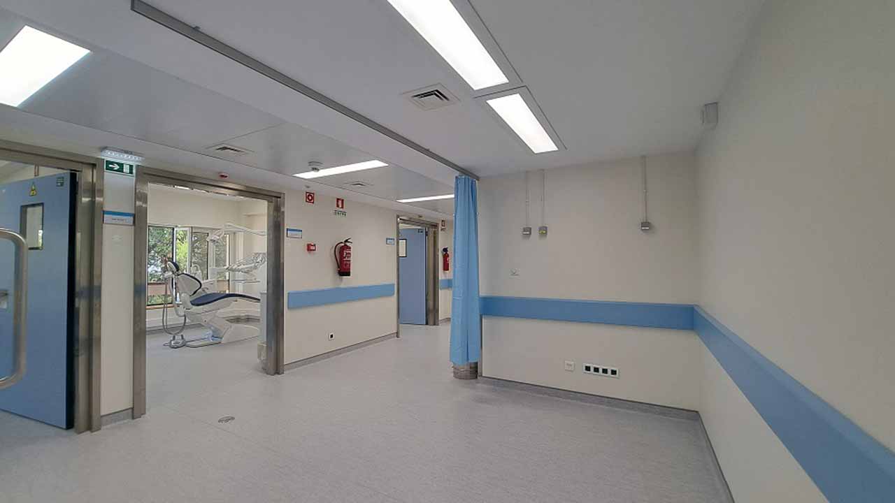 Num investimento de 380 mil euros, a Unidade Local de Saúde do Algarve renovou o Serviço de Estomatologia com uma nova sala de cirurgia e três novos consultórios.