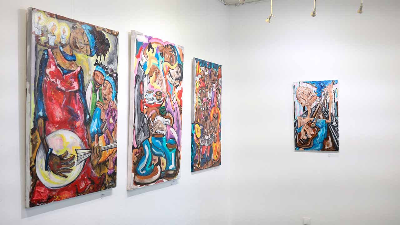 Ana Nobre apresenta 13 obras na exposição de pintura «Gentes e Costumes», patente na EMARP, que reflete sobre a complexidade da sociedade moderna.