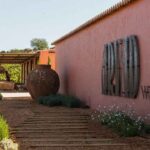 Nas margens do rio Arade, o Arvad oferece provas de vinho premium, sunset sessions e experiências de enoturismo.