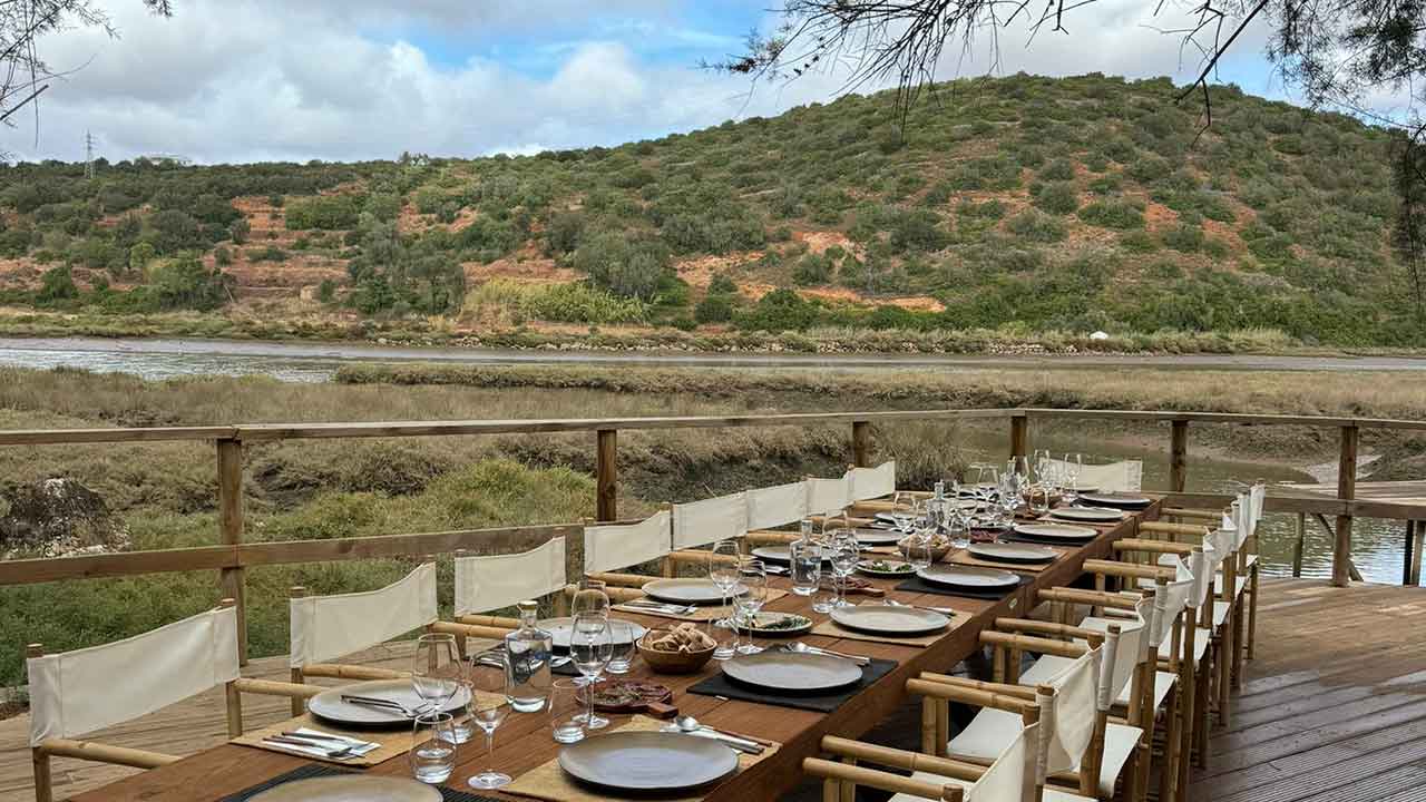 A adega Arvad apresenta os almoços na Casa do Rio, uma nova experiência nas margens do rio Arade. Os almoços para grupos privados à beira rio já a partir deste mês.