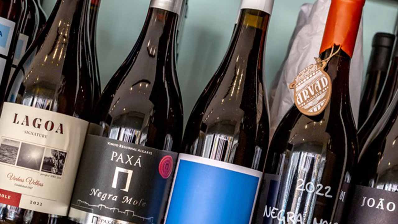 Armação de Pêra foi o local escolhido para a abertura da primeira loja especializada em vinhos regionais do Algarve, a Avó Têtê - Wine Shop.