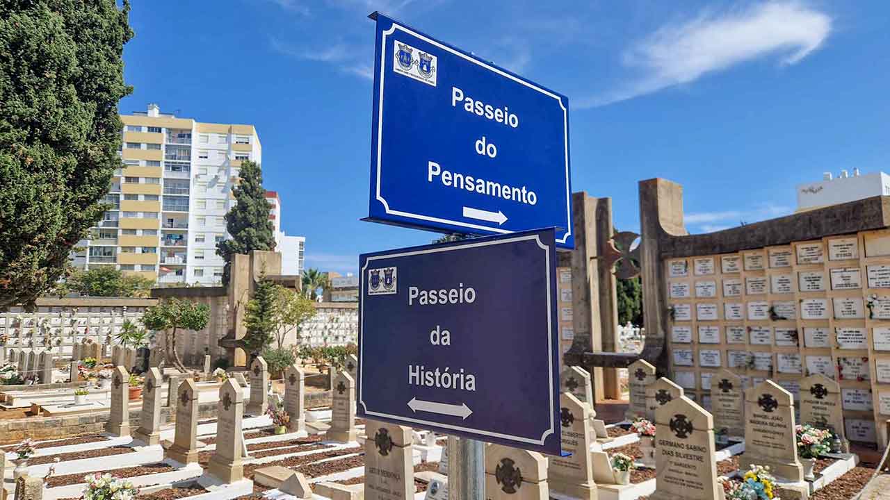Cemitério da Esperança, em Faro, introduz nomes nos seus arruamentos em homenagem à memória coletiva.