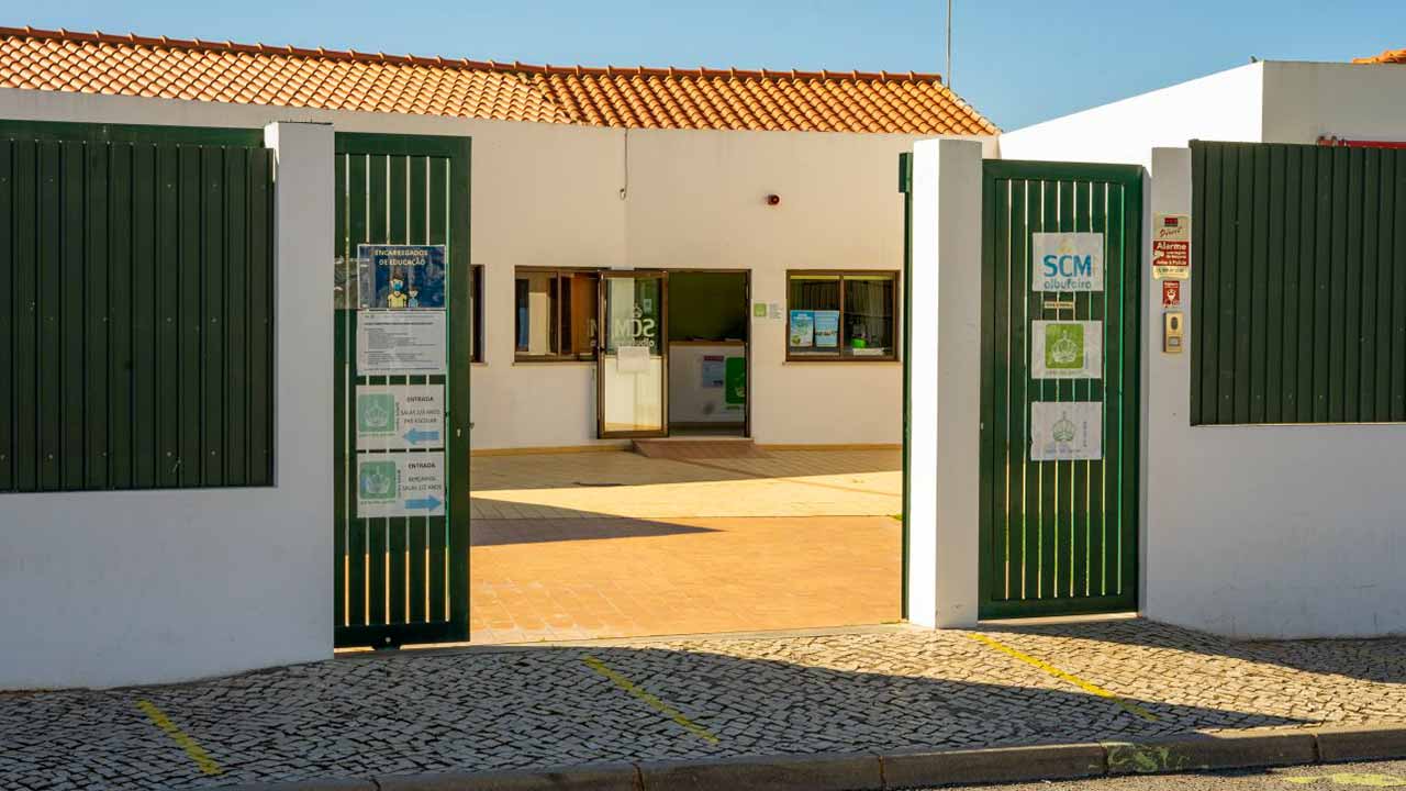 O Sindicato dos Trabalhadores do Comércio, Escritórios e Serviços apelou hoje à manutenção dos postos de trabalho e que seja revertida a decisão de encerramento da creche da Santa Casa da Misericórdia de Albufeira.